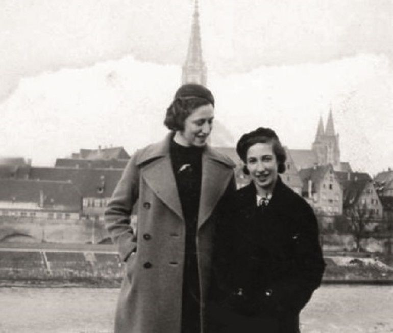 Die Schwestern Lotte (li) und Anneliese Wallersteiner (verheiratete Dorzback) an der Donau, 1936.