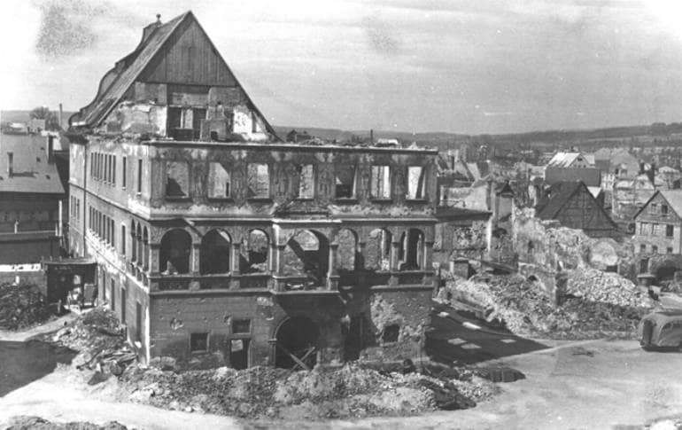 Zerstörtes Stadtarchiv nach dem Zweiten Weltkrieg