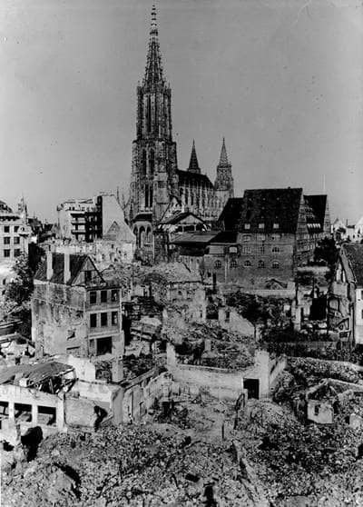 Das zerstörte Ulmer Stadtzentrum mit Münster 1945