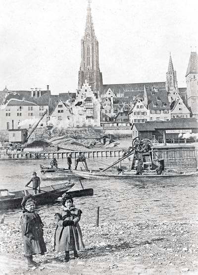 Donaufront Ulm mit Kiesbaggern