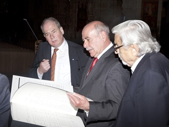 Übergabe des Totengedenkbuchs im Ulmer Münster am 8. Mai 2015