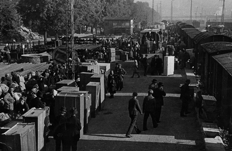 Ankunft von heimatvertriebenen Sudentendeutschen aus der Tschechoslowakei am Ulmer Hauptbahnhof im Mai 1946