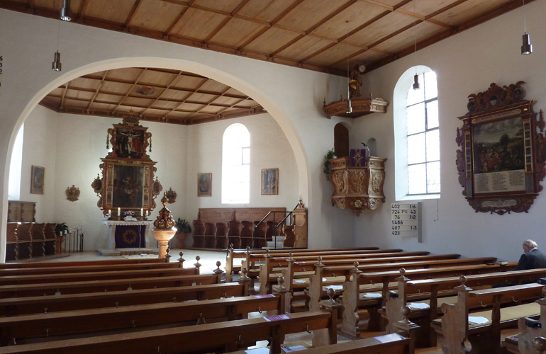 Inneres der Kirche St. Michael in Wain mit Exulantentafel