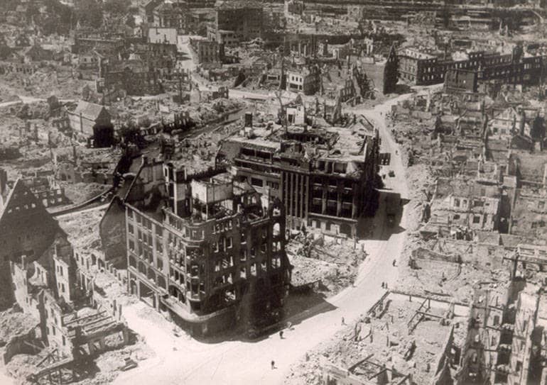 Blick vom Ulmer Münster auf die Hirschstraße 1945