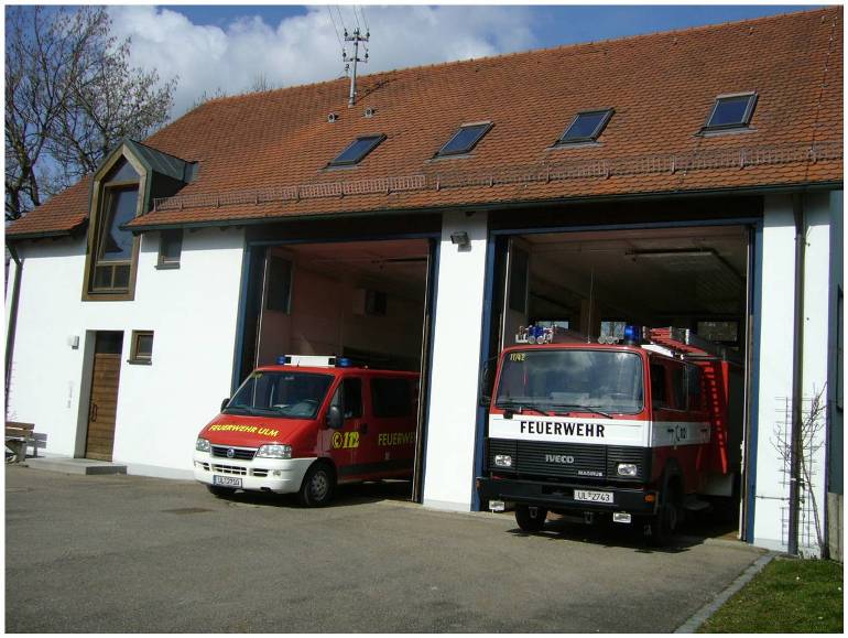 Frontansicht Feuerwehrgerätehaus Einsingen, im linken Tor steht der Mannschaftstransportwagen, icm rechten Tor das Löschgruppenfáhrzeug.